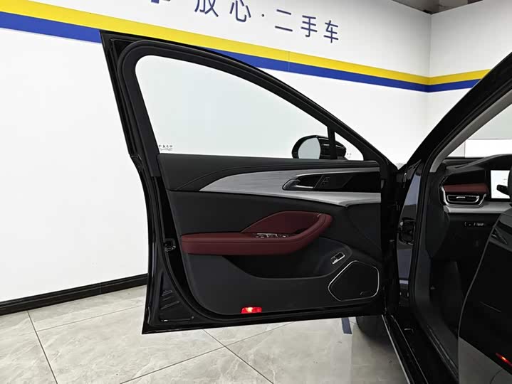 Hongqi H5 Hybrid, 2026 — фото 7 из 9