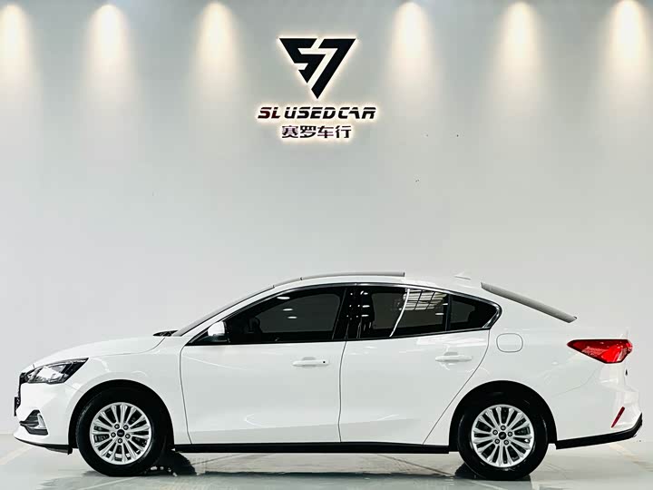 Ford Focus, 2022 — фото 7 из 9