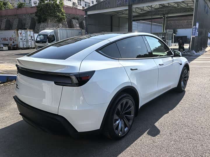 Tesla Model Y, 2026 — фото 4 из 9