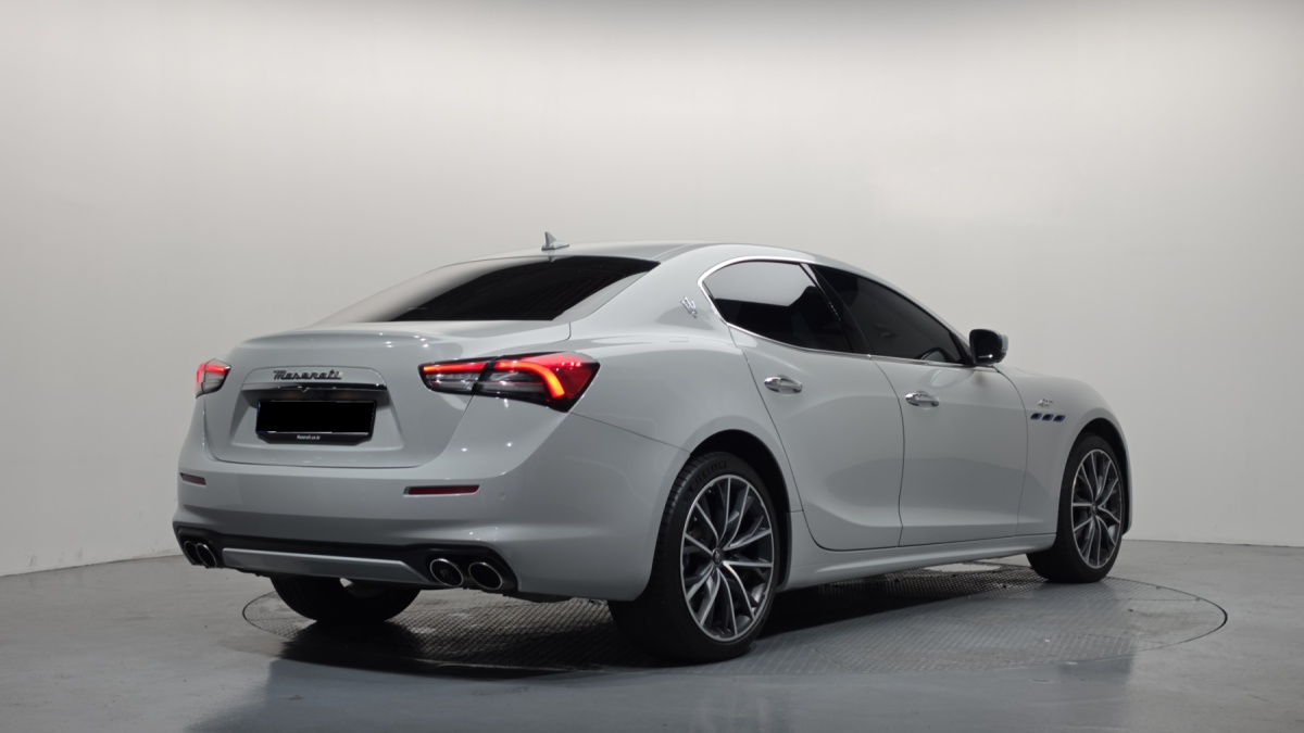 Maserati Ghibli, 2021 — фото 2 из 12