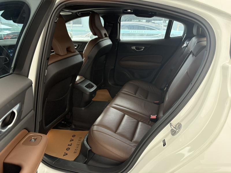 Volvo S60, 2023 — фото 7 из 8