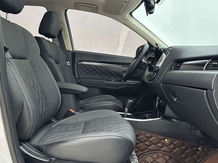Mitsubishi Outlander, 2021 — фото 8 из 9