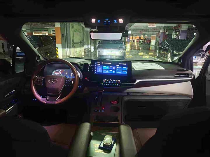 Toyota Granvia, 2022 — фото 4 из 5