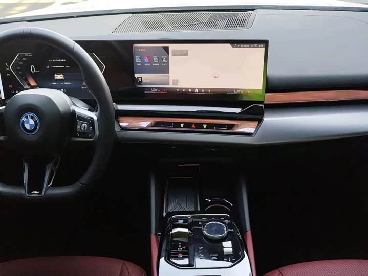 BMW i5, 2025 — фото 7 из 9