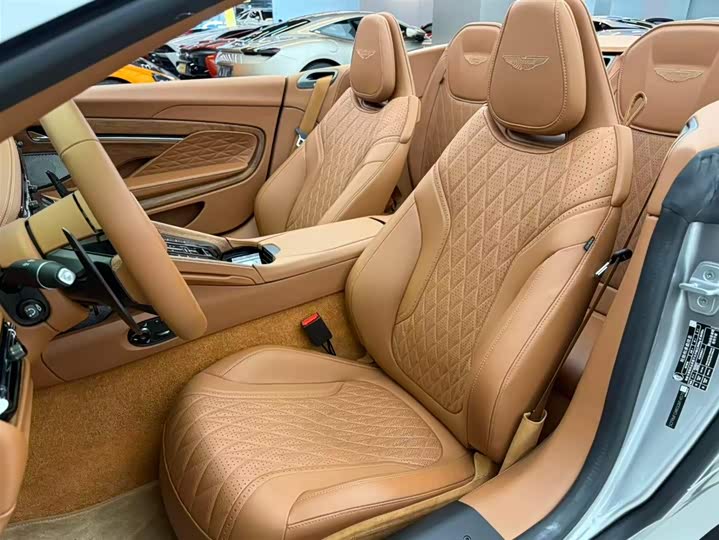 Aston Martin DB12, 2024 — фото 5 из 9