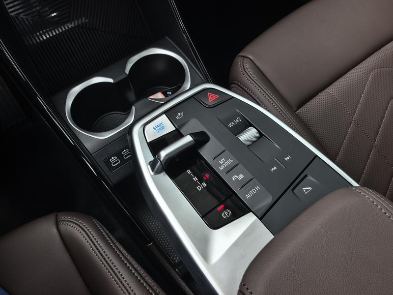BMW iX1, 2025 — фото 9 из 12