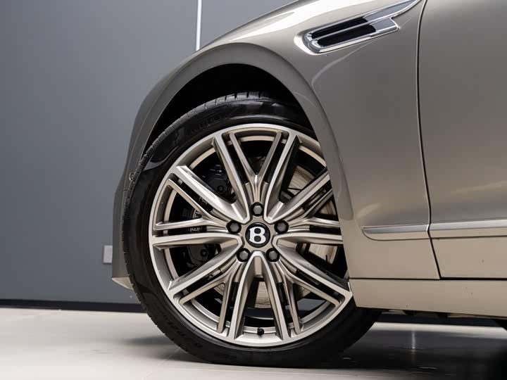 Bentley Flying Spur Hybrid, 2023 — фото 6 из 9