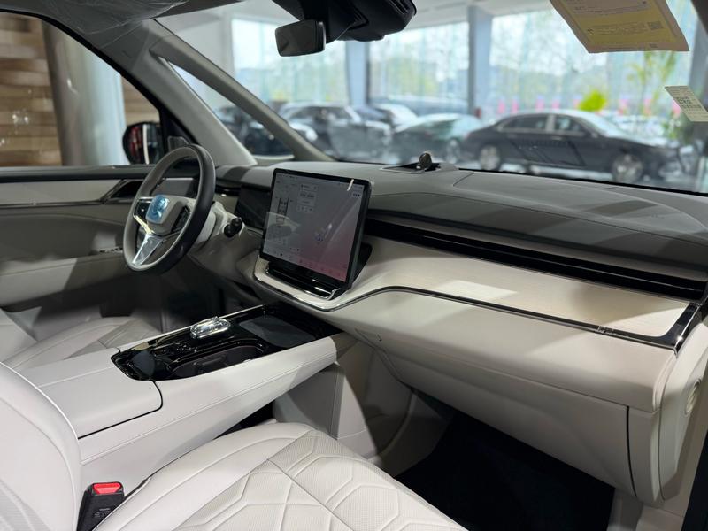 Volvo EM90, 2025 — фото 10 из 12