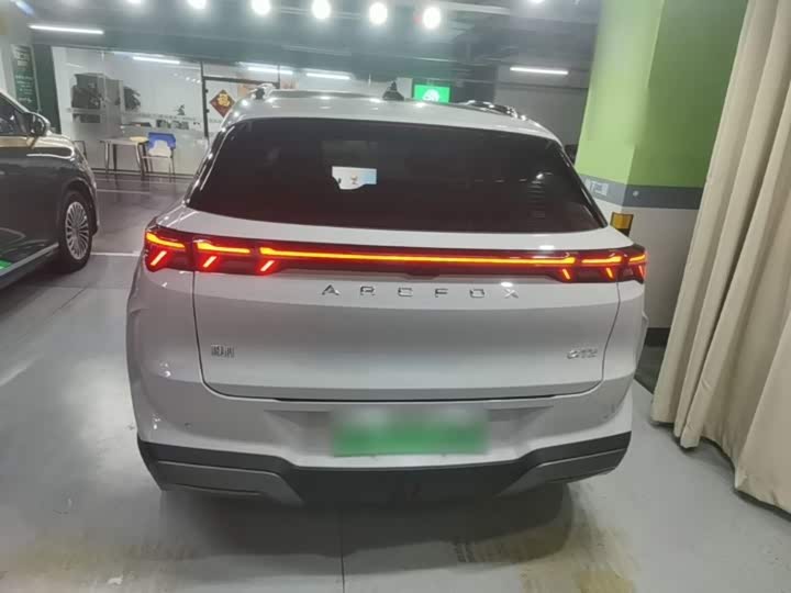 BAIC Arcfox Alpha T5, 2026 — фото 6 из 9