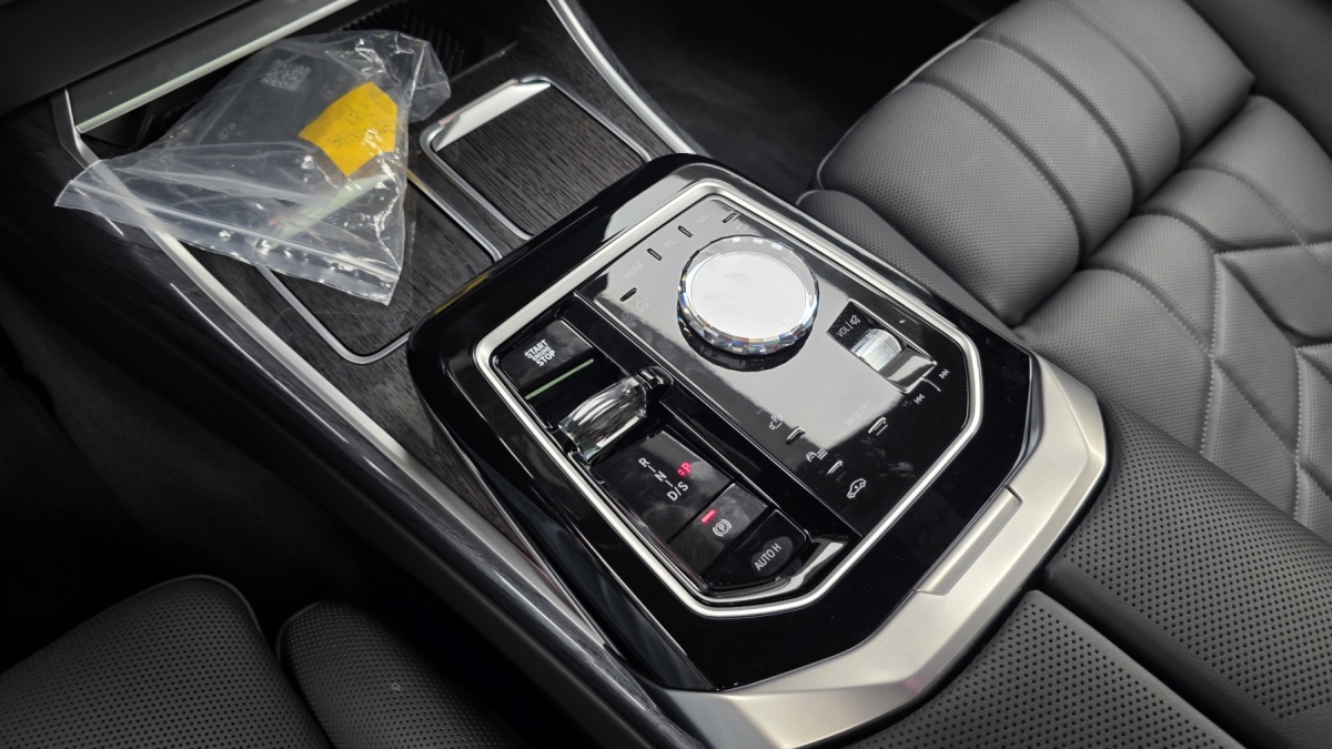 BMW 7 Series, 2025 — фото 8 из 12