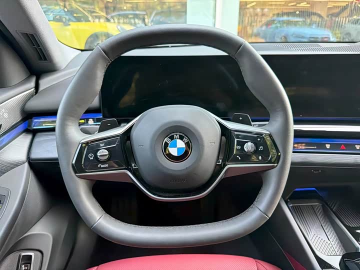 BMW 5 Series, 2025 — фото 8 из 9