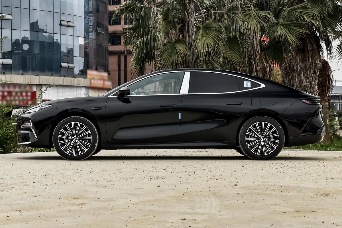 Geely Galaxy E8, 2026 — фото 3 из 12