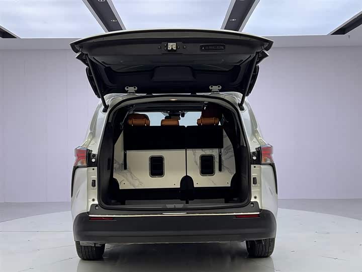Toyota Sienna, 2023 — фото 9 из 9