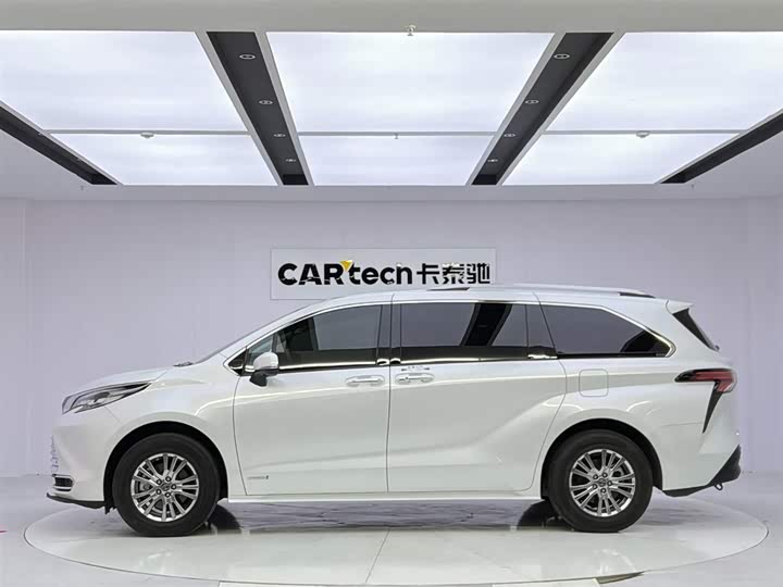 Toyota Sienna, 2023 — фото 2 из 9