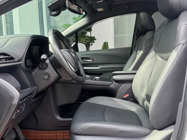 Toyota Sienna, 2023 — фото 5 из 9