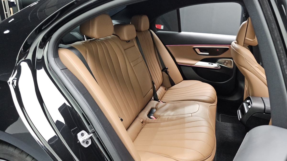 Mercedes-Benz E-Class, 2025 — фото 10 из 12