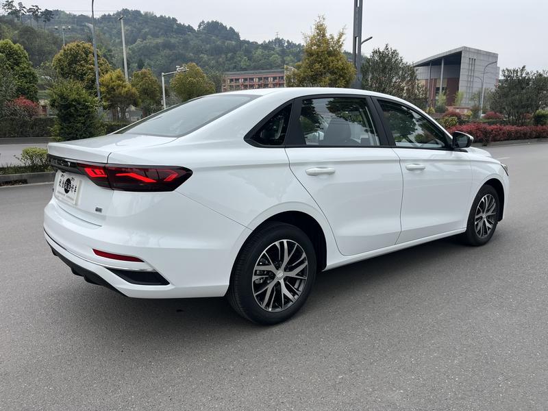 Geely Emgrand, 2025 — фото 6 из 12