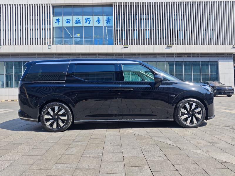 Volvo EM90, 2023 — фото 8 из 12