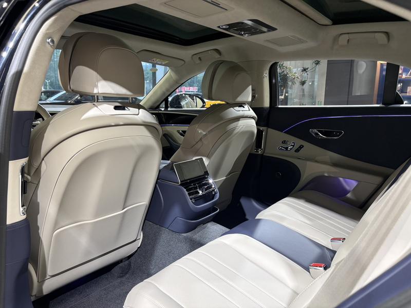 Bentley Flying Spur, 2024 — фото 11 из 12