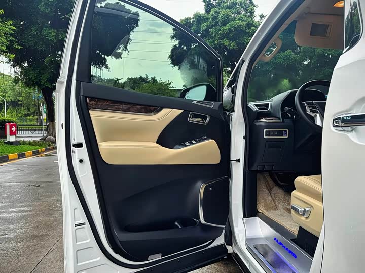 Toyota Vellfire, 2022 — фото 8 из 9