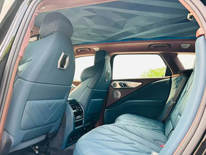 BMW XM, 2026 — фото 7 из 9
