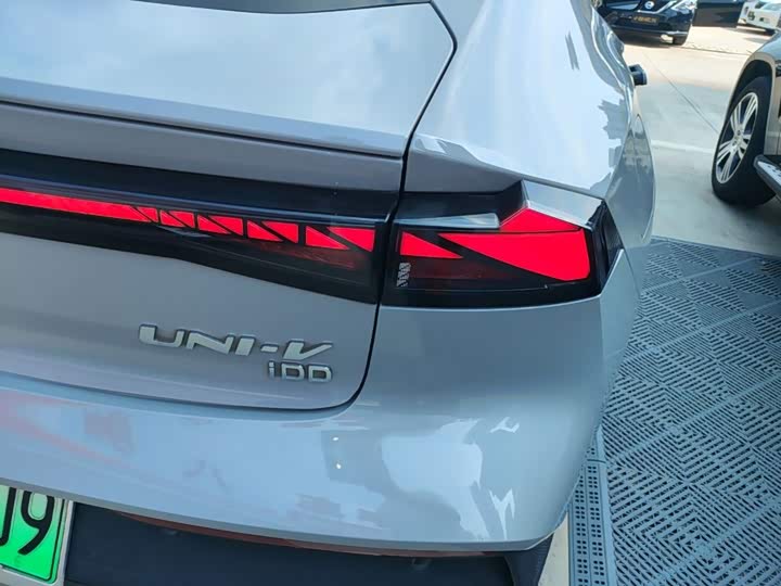 Changan UNI-V Hybrid, 2023 — фото 8 из 9