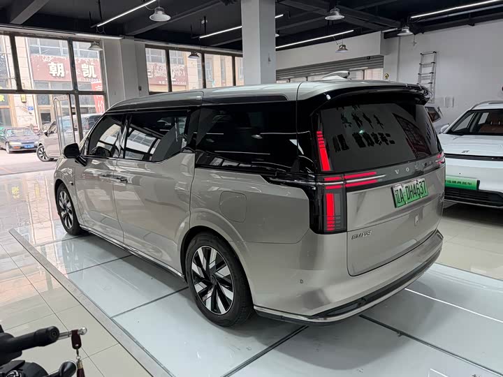 Volvo EM90, 2024 — фото 7 из 9