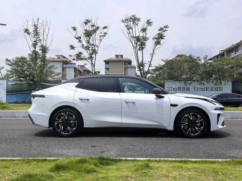 Lynk & Co 07 EM-P Hybrid, 2026 — фото 8 из 12