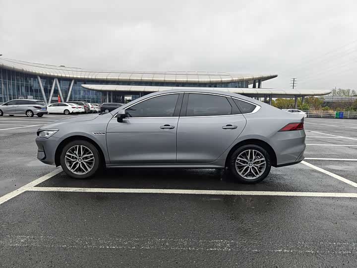 BYD Qin Plus, 2023 — фото 8 из 9