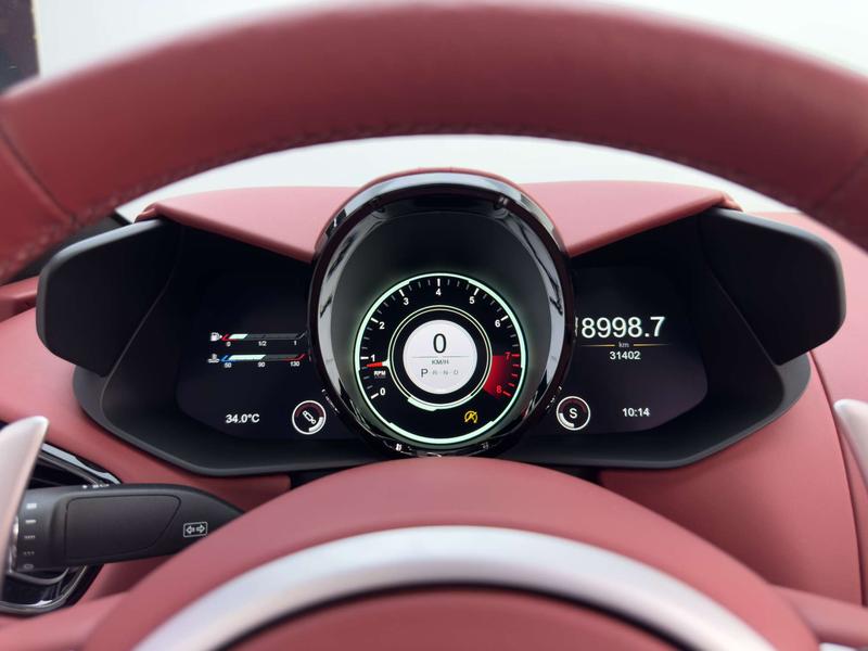 Aston Martin V8 Vantage, 2022 — фото 9 из 12