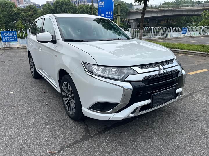 Mitsubishi Outlander, 2023 — фото 3 из 9