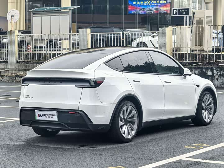 Tesla Model Y, 2025 — фото 8 из 9