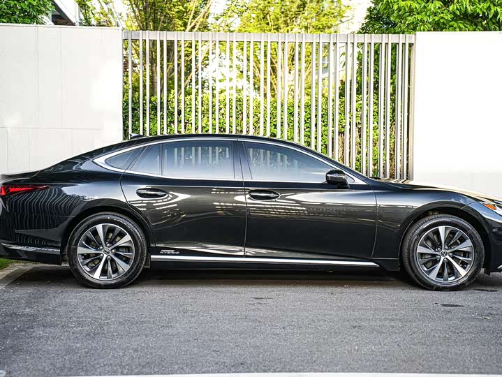 Lexus LS, 2022 — фото 7 из 9