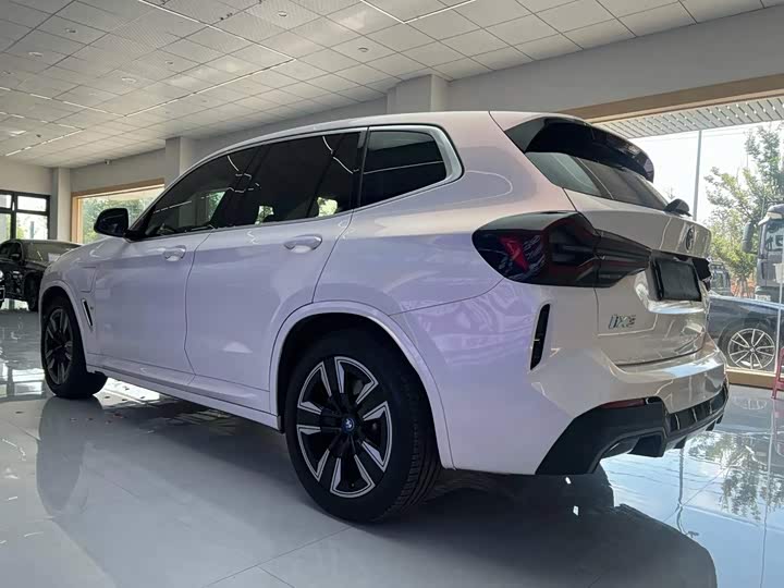 BMW iX3, 2023 — фото 3 из 9