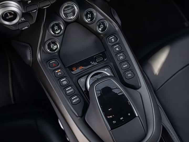 Aston Martin V8 Vantage, 2022 — фото 7 из 9