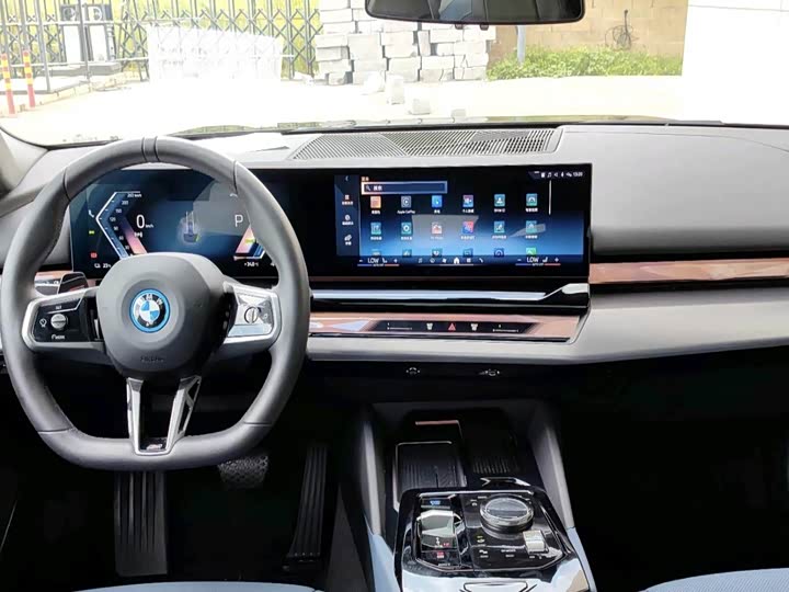 BMW i5, 2024 — фото 8 из 9