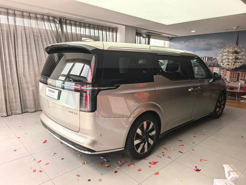 Volvo EM90, 2023 — фото 6 из 12
