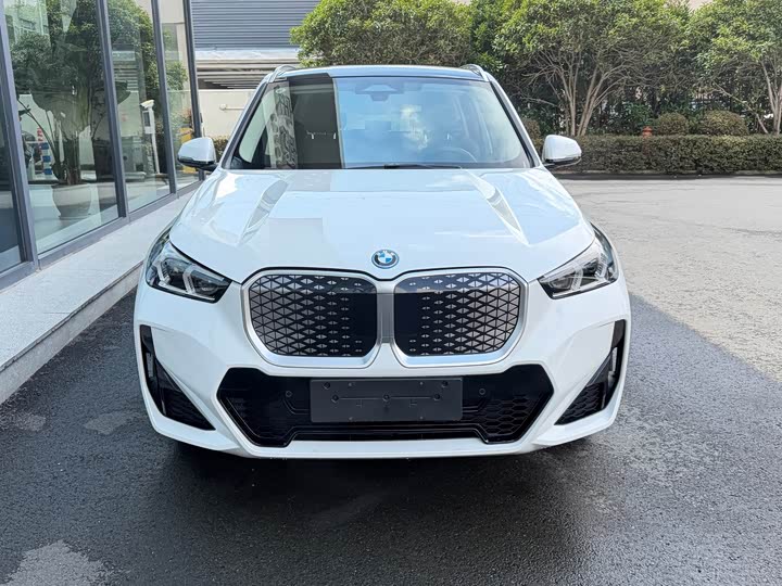 BMW iX1, 2025 — фото 3 из 9