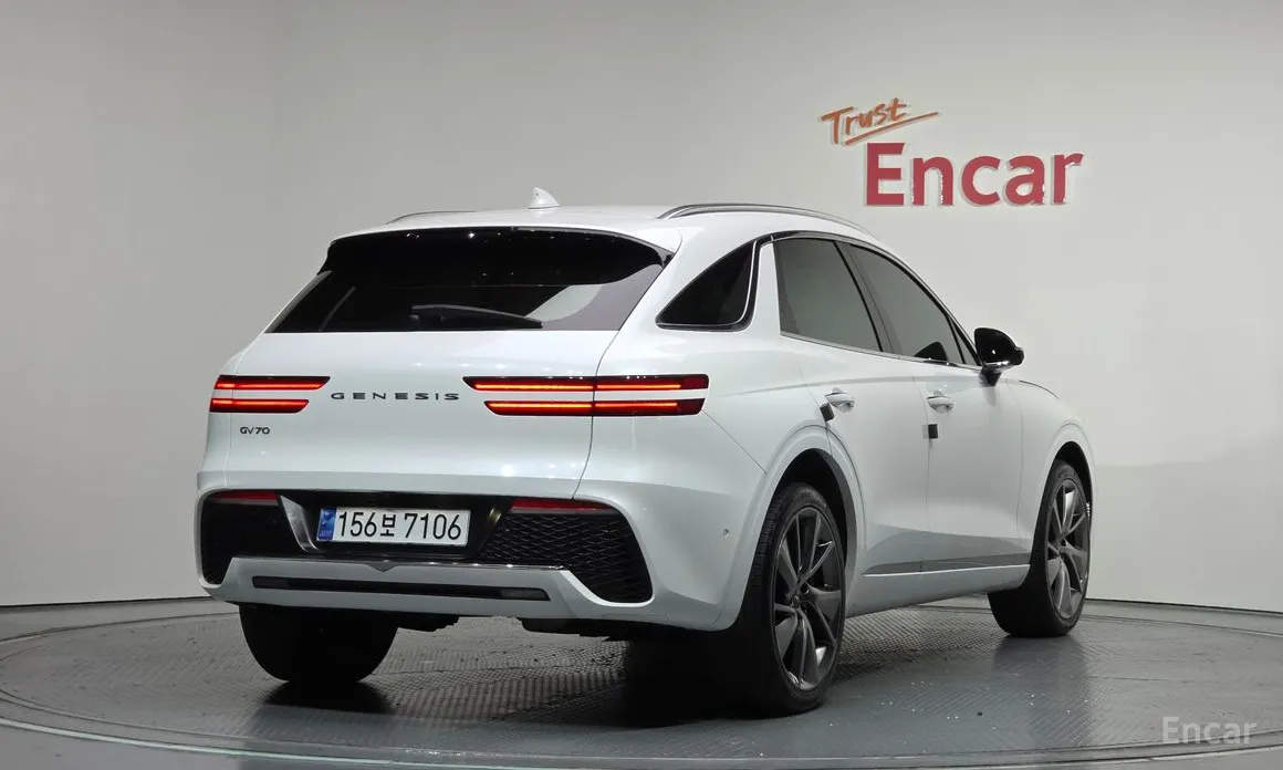Genesis GV70, 2022 — фото 2 из 12