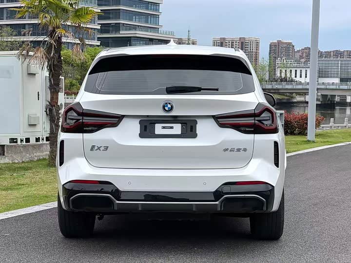 BMW iX3, 2023 — фото 8 из 9
