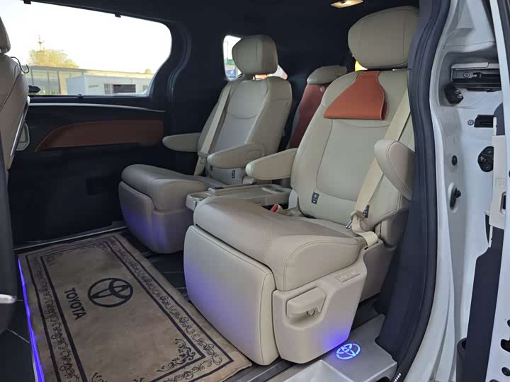 Toyota Sienna, 2023 — фото 9 из 9