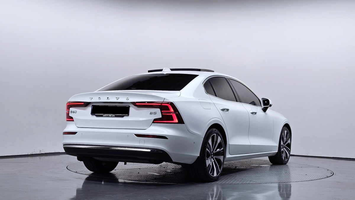 Volvo S60, 2023 — фото 2 из 12