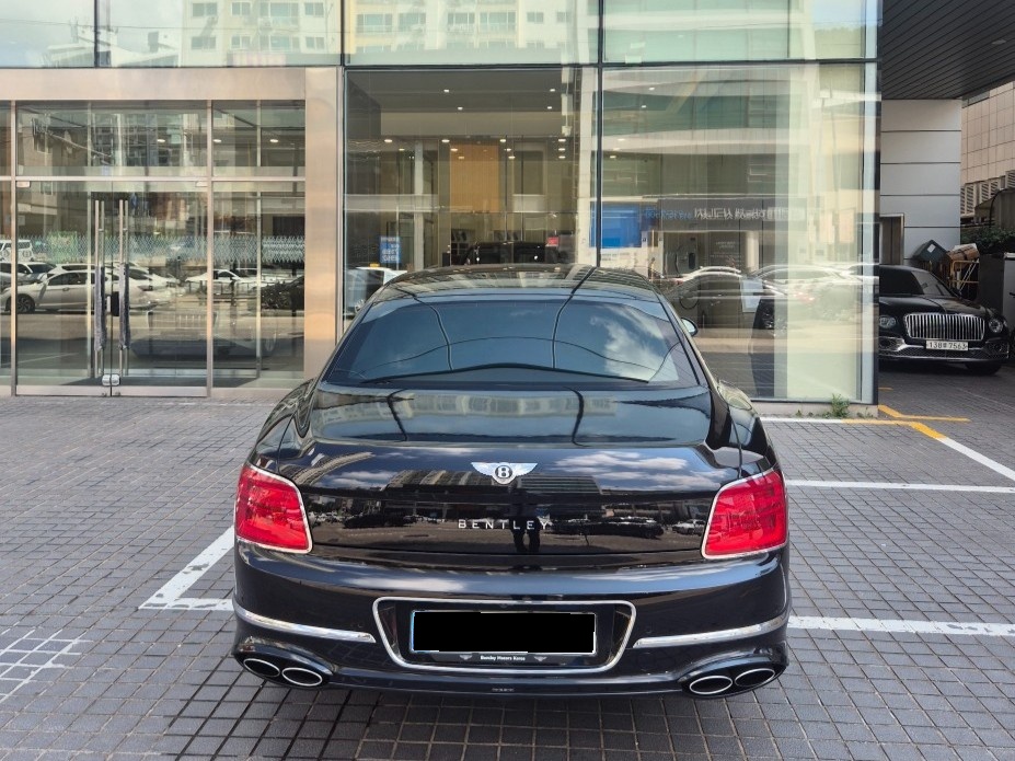 Bentley Flying Spur, 2023 — фото 4 из 12