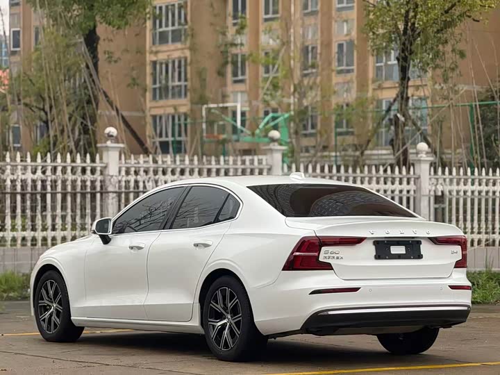 Volvo S60, 2023 — фото 7 из 9