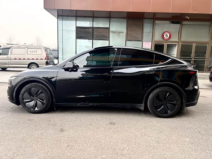 Tesla Model Y, 2025 — фото 5 из 9