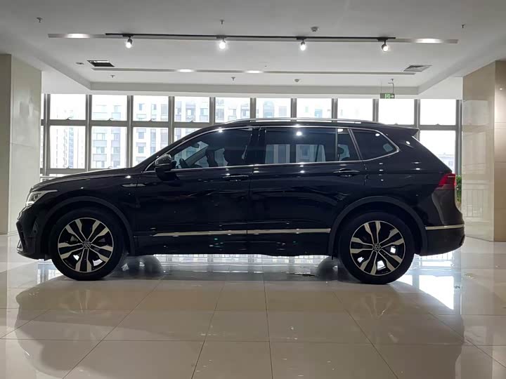 Volkswagen Tiguan L Pro, 2023 — фото 8 из 9