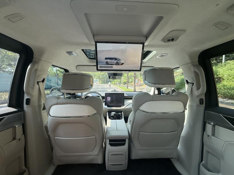 Volvo EM90, 2024 — фото 10 из 12