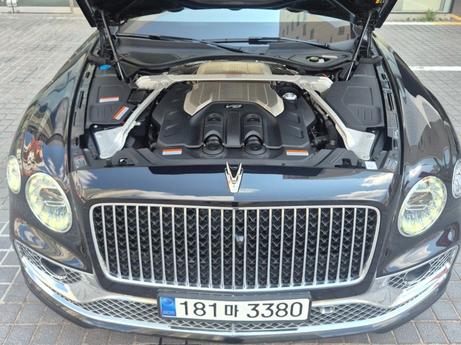 Bentley Flying Spur, 2023 — фото 11 из 12
