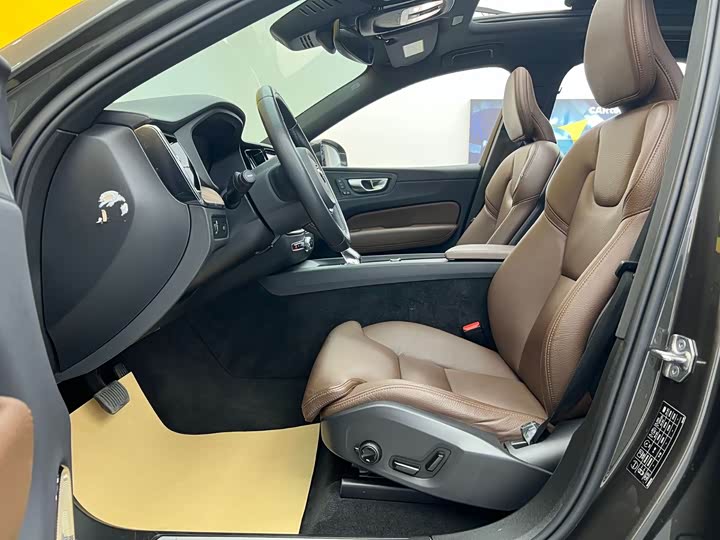 Volvo XC60, 2022 — фото 3 из 9