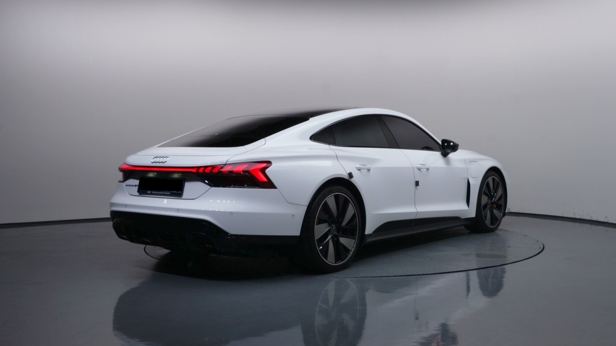 Audi e-tron GT, 2023 — фото 2 из 12